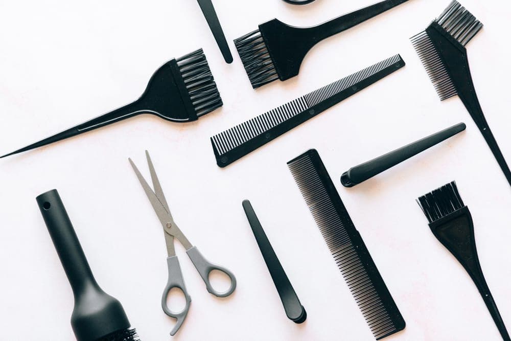 A set of numbered clipper guard combs