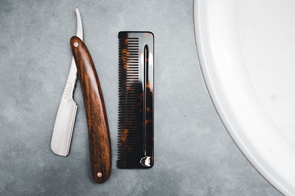 A straight razor and a double-edge safety razor side by side